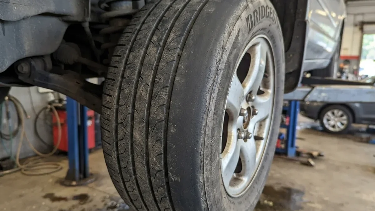 Pneu de carro com desgaste irregular na banda de rodagem