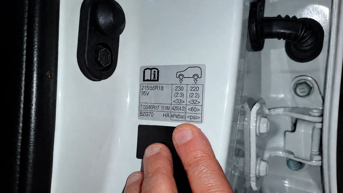 Etiqueta com as pressões recomendadas para os pneus de um automóvel