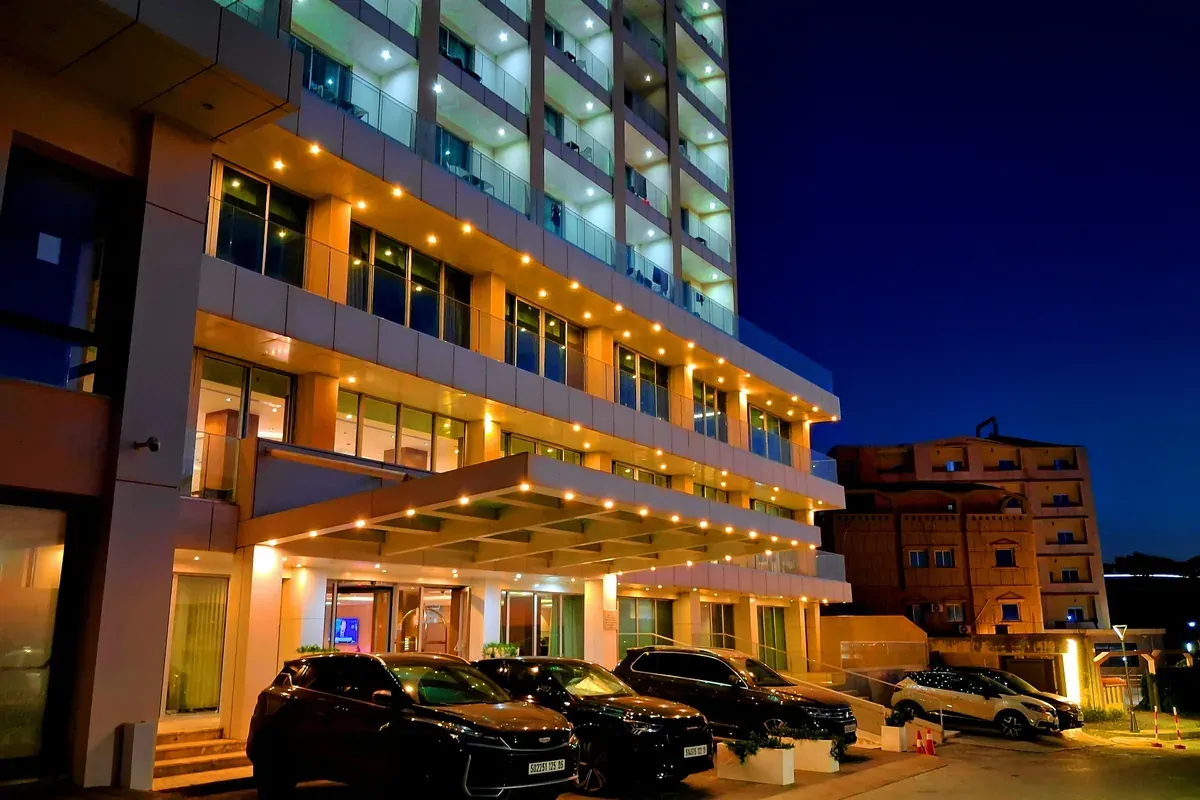 Hotel com estacionamento utilizado como opção de pernoite em uma viagem de carro