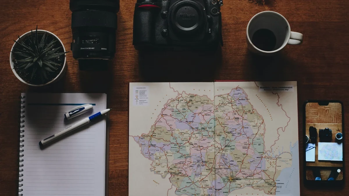 Planejamento de uma viagem com mapa e anotações de despesas